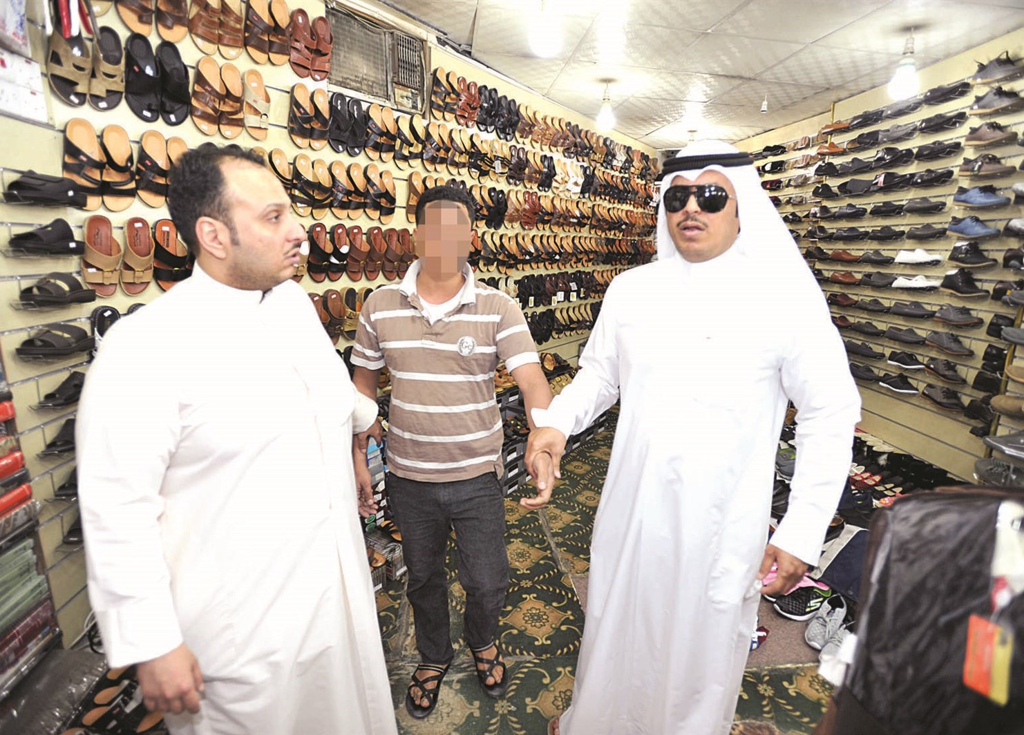 مخالف إلى الإبعاد