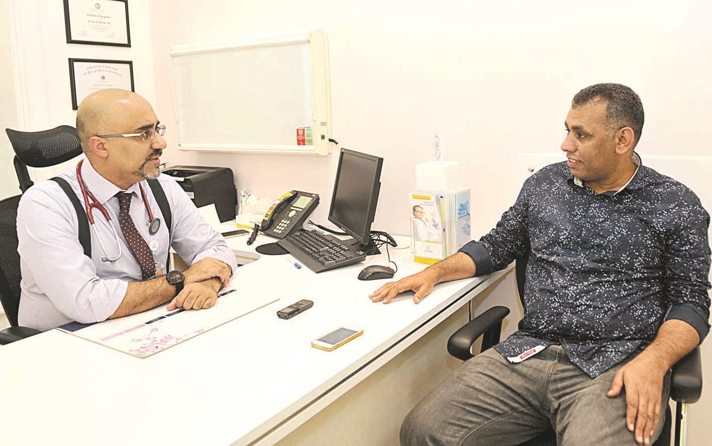 المهدي متحدثاً إلى الزميل عمر العلاس (تصوير سعد هنداوي)