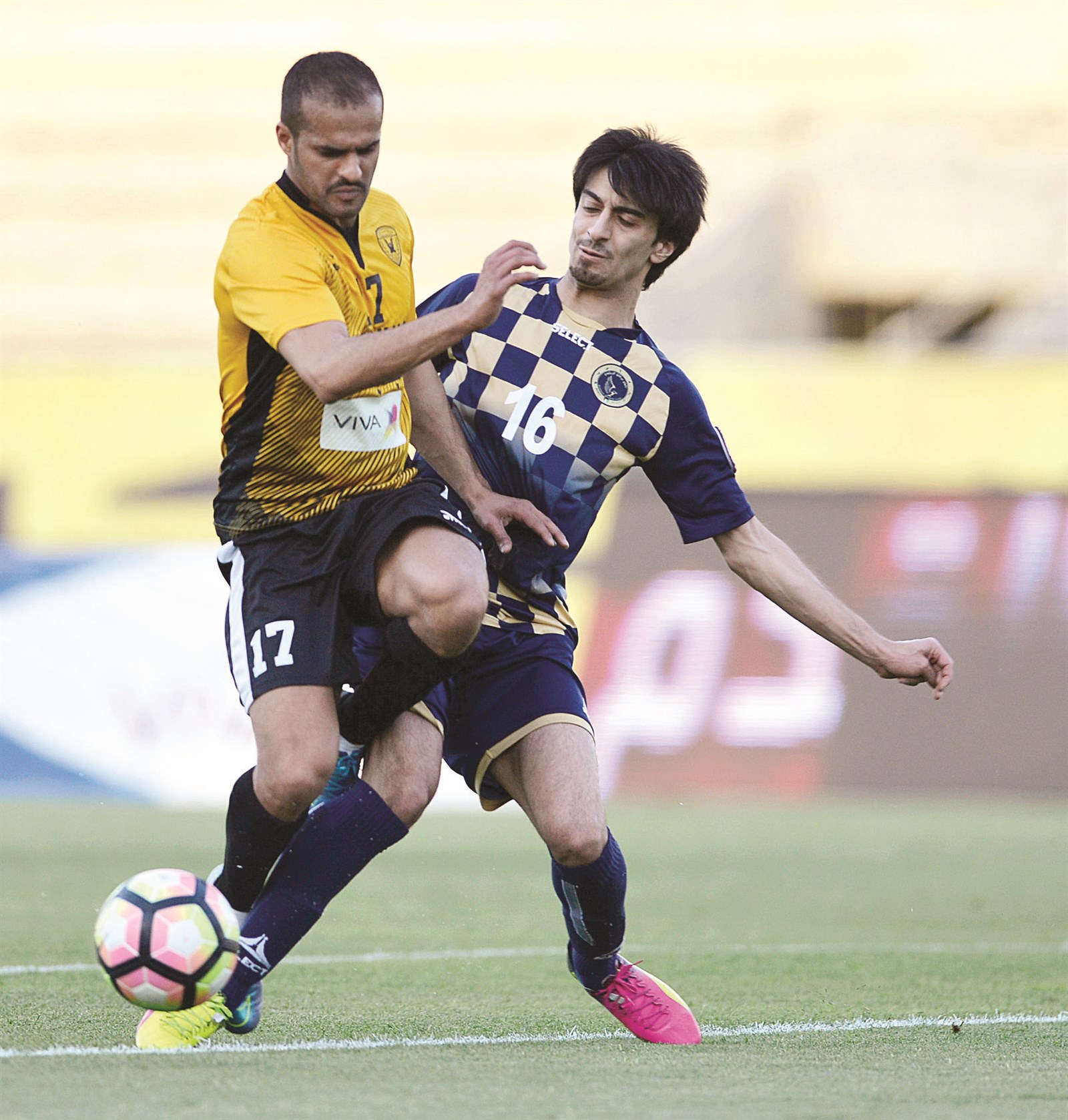 u0644u0627u0639u0628 u0628u0631u0642u0627u0646 u064au062du0627u0648u0644 u0642u0637u0639 u0627u0644u0643u0631u0629 u0645u0646 u0623u0645u0627u0645 u0628u062fu0631 u0627u0644u0645u0637u0648u0639 (u0627u0644u0623u0632u0631u0642 u062fu0648u062a u0643u0648u0645)