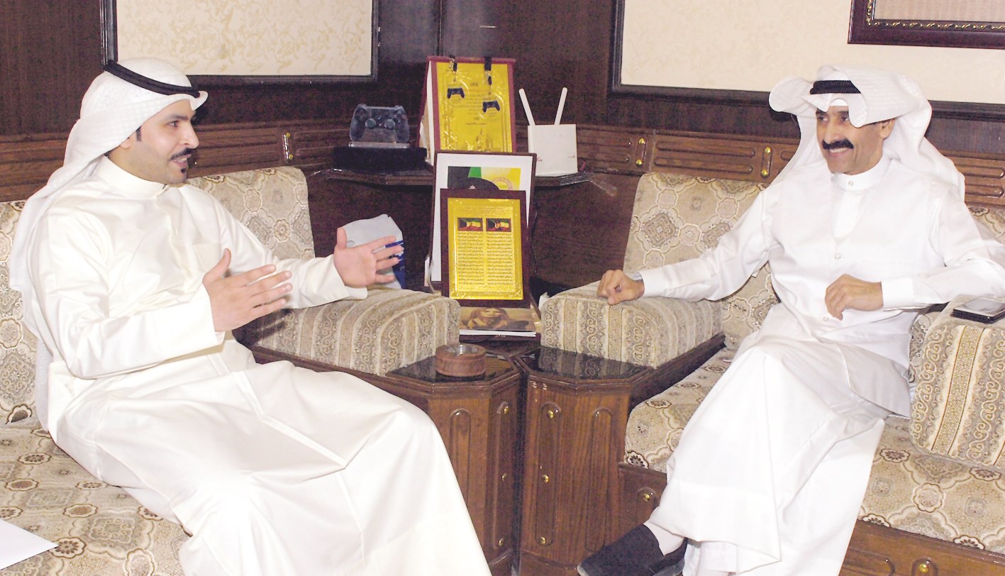 الدويلة متحدثاً إلى الزميل فيصل التركي (تصوير بسام زيدان)