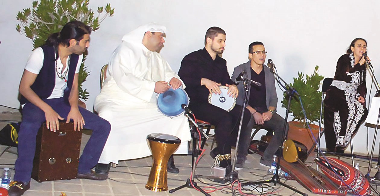 أعضاء «ميسي» مع الفرقة الكويتية