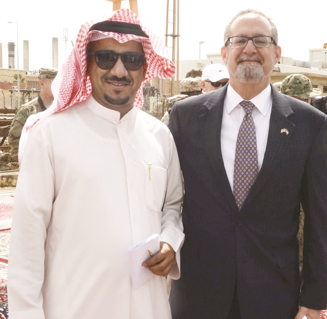 السفير الأميركي مع الزميل منصور الشمري