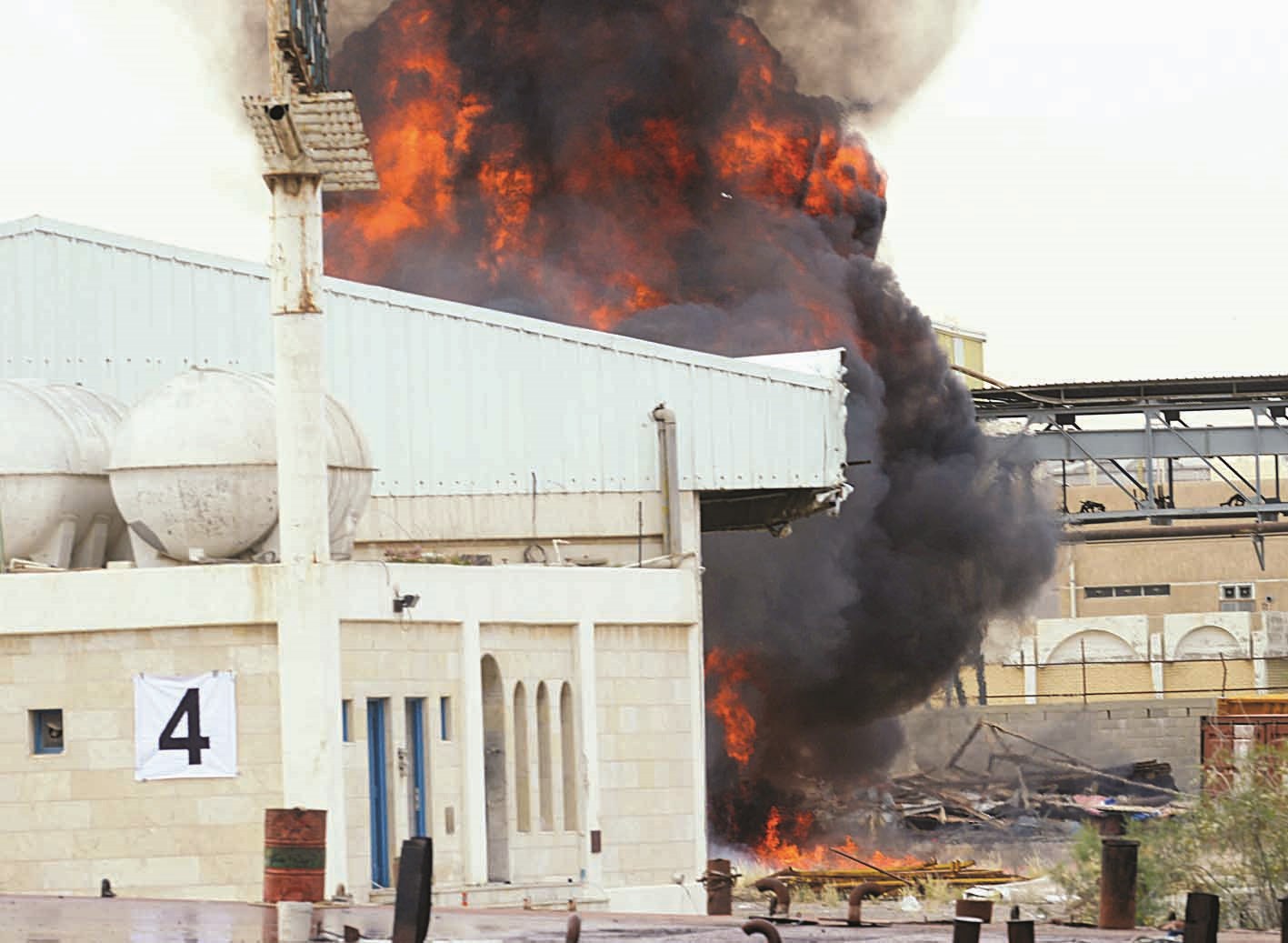 تفجير عبوة ناسفة زرعها المتسللون (تصوير أسعد عبدالله)