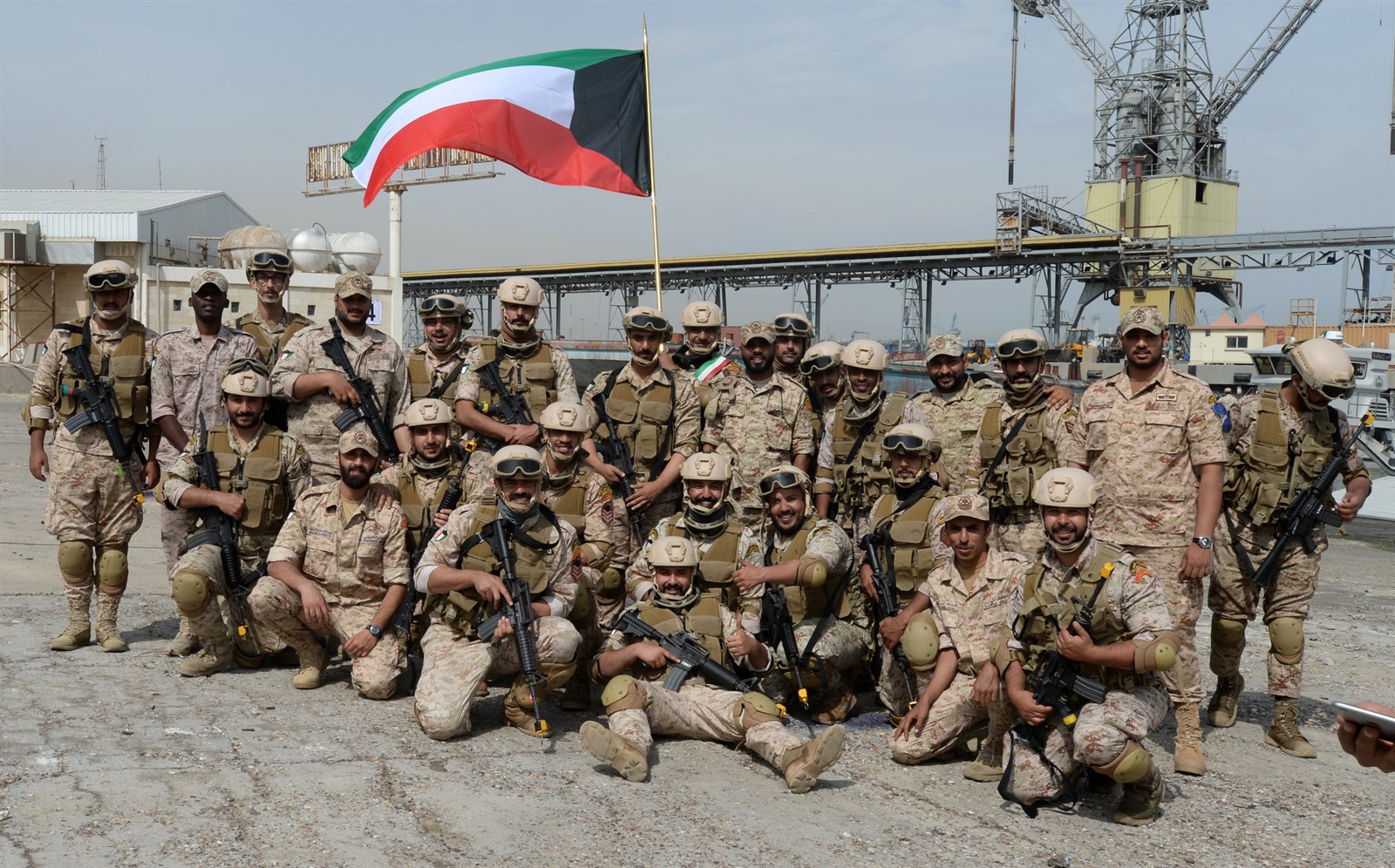 بعض أفراد القوات الكويتية إثر انتهاء مهمتها
