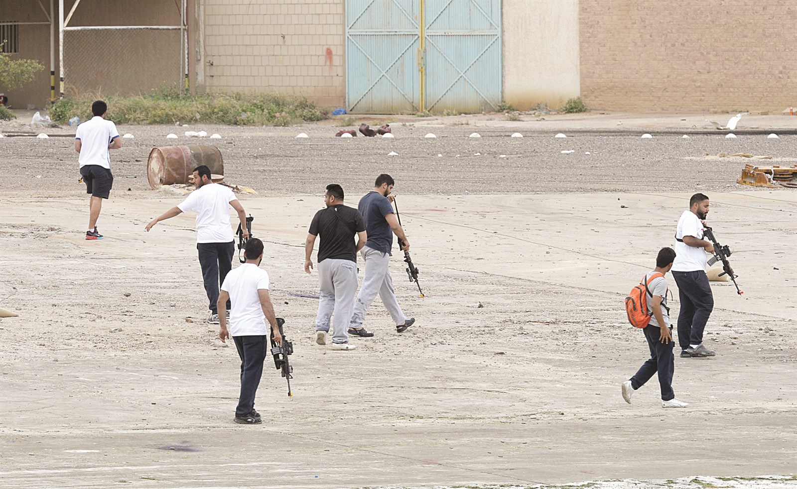 العناصر المتسللة تتجه إلى السيطرة على مفاصل الميناء