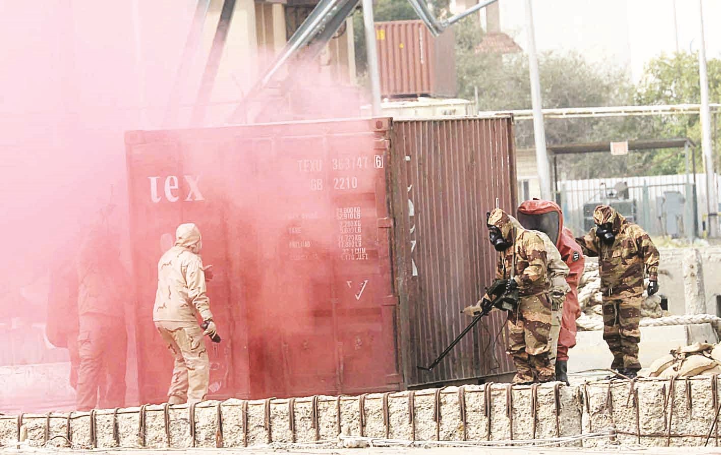 القوات تتعامل مع حاوية تحتوي على مواد خطرة