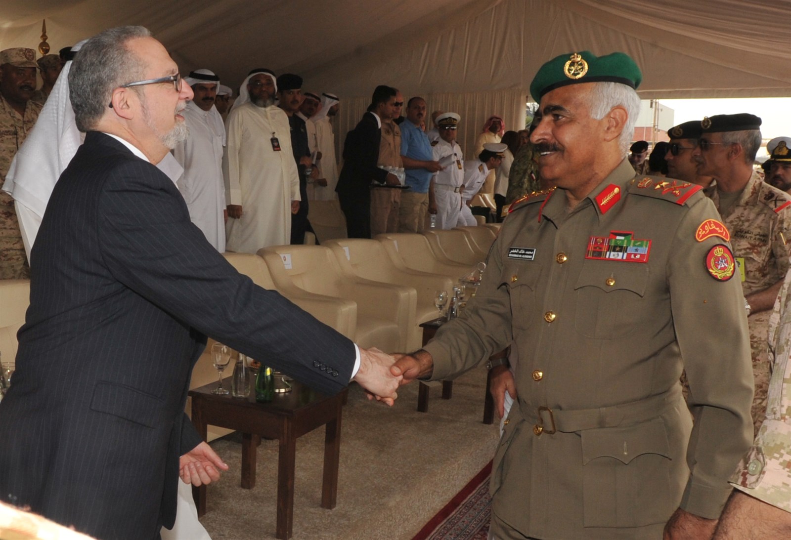 الخضر مصافحاً السفير الأميركي