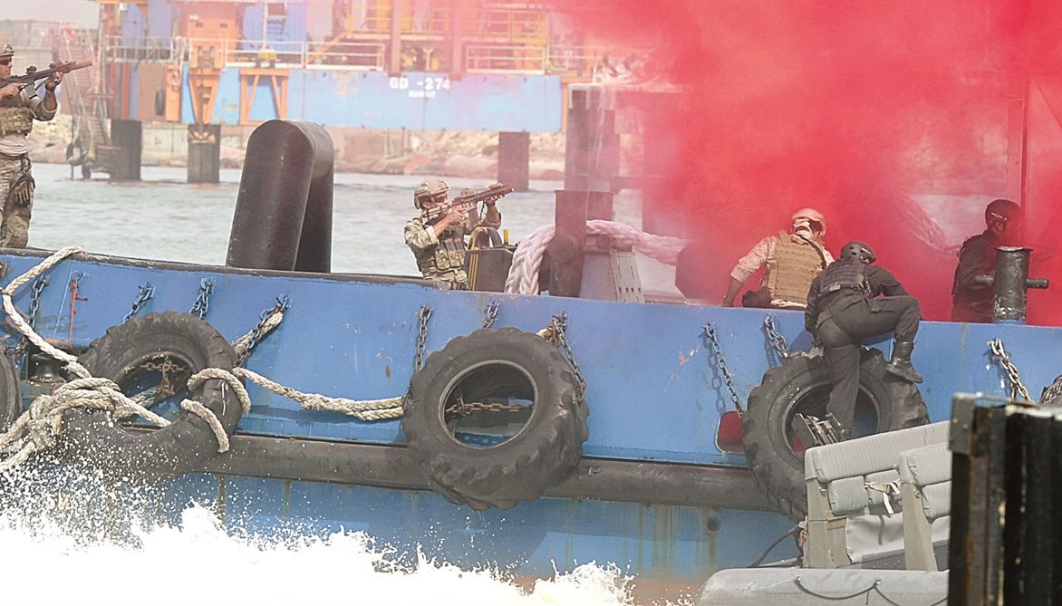 إنزال العناصر على إحدى مسنات الميناء