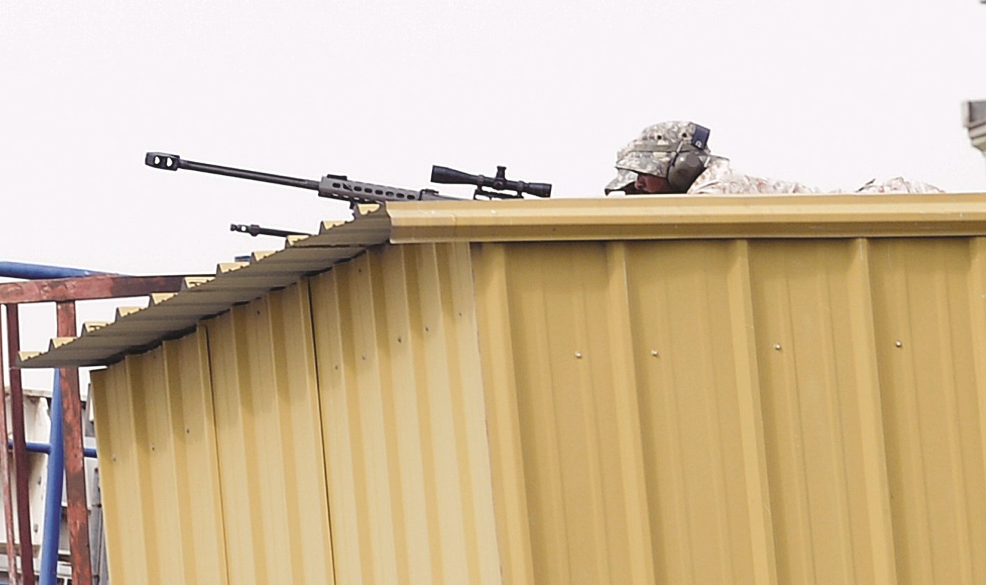 قناصة متمركزون في مواقعهم