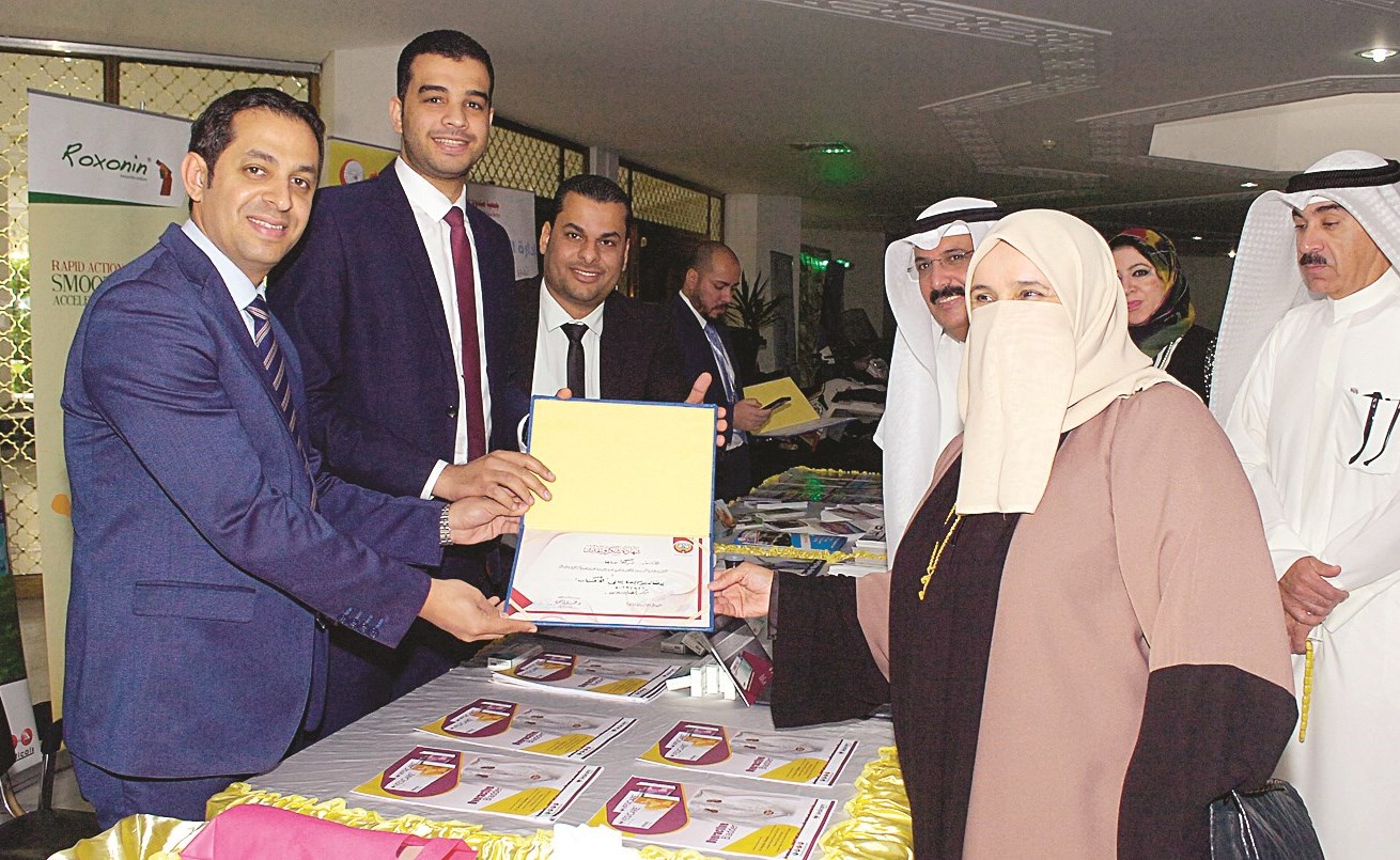 مركز الطب الإسلامي يكرم ممثلة وزير الصحة (تصوير بسام زيدان)