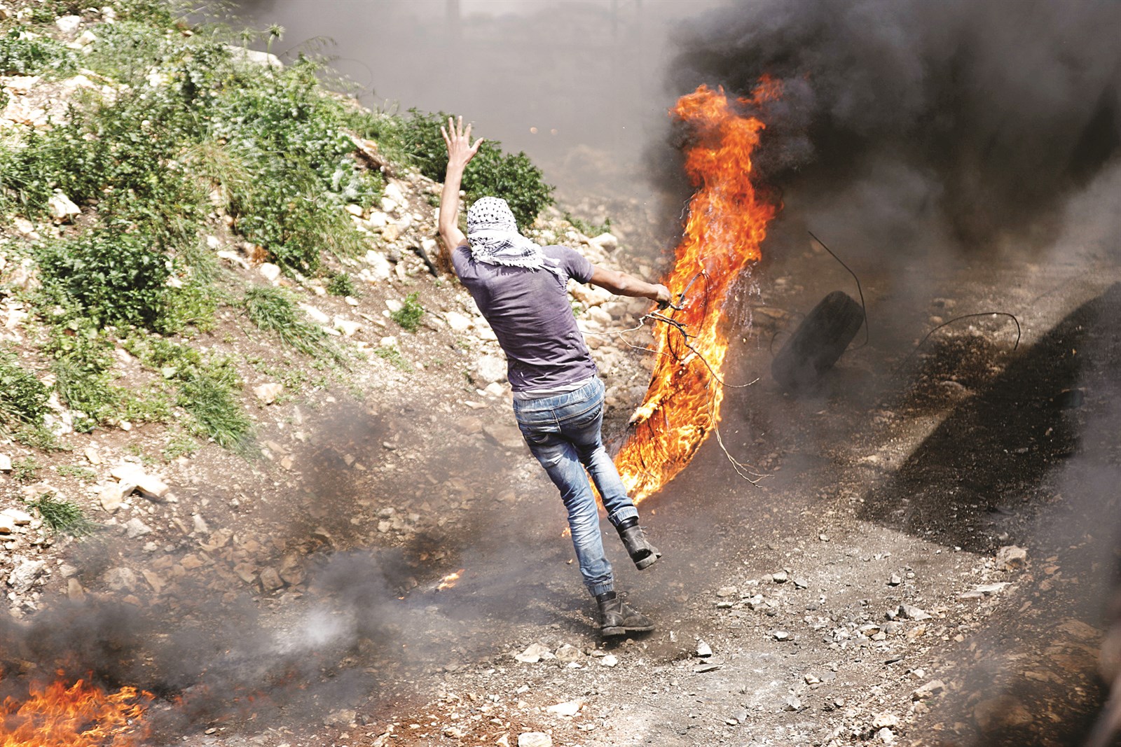 u0645u062au0638u0627u0647u0631 u0641u0644u0633u0637u064au0646u064a u064au0644u0642u064a u0625u0637u0627u0631u0627u064b u0645u062du062au0631u0642u0627u064b u062eu0644u0627u0644 u0627u0634u062au0628u0627u0643u0627u062a u0645u0639 u062cu0646u0648u062f u0625u0633u0631u0627u0626u064au0644u064au064au0646 u0642u0631u0628 u0646u0627u0628u0644u0633   (u0631u0648u064au062au0631u0632)