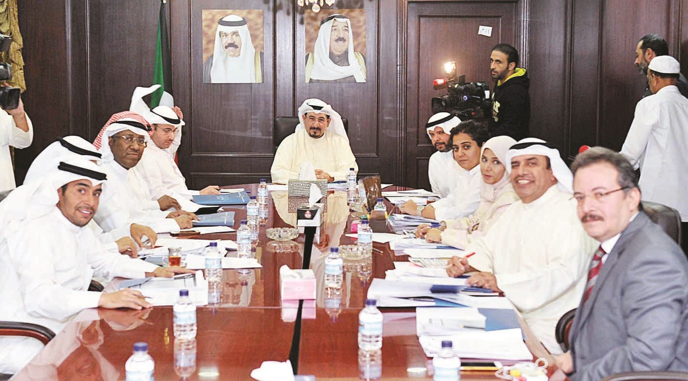 u0641u0647u062f u0627u0644u0639u0644u064a u0648u0623u0639u0636u0627u0621 u0627u0644u0644u062cu0646u0629 u0627u0644u0627u0648u0644u0645u0628u064au0629 u062eu0644u0627u0644 u0627u062cu062au0645u0627u0639 u0645u0633u0627u0621 u0623u0648u0644 u0645u0646 u0623u0645u0633 (u062au0635u0648u064au0631 u0633u0639u062f u0647u0646u062fu0627u0648u064a)