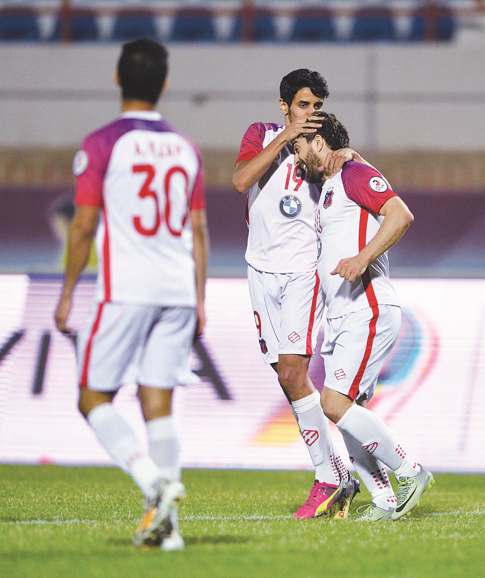 u062cu0627u0632u0639 u0644u0627u0639u0628 u00abu0627u0644u0643u0648u064au062au00bb u064au0647u0646u0626 u0632u0645u064au0644u0647 u0627u0644u062eu0637u064au0628 u0628u0639u062f u0647u062fu0641u0647 u0641u064a u0645u0631u0645u0649 u0627u0644u0633u0627u062du0644 u0623u0645u0633 (u0627u0644u0623u0632u0631u0642 u062fu0648u062a u0643u0648u0645)