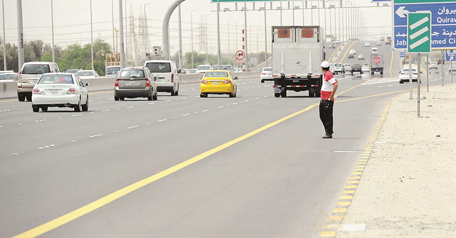 عابر يترقب اقتناص فرصة للعبور