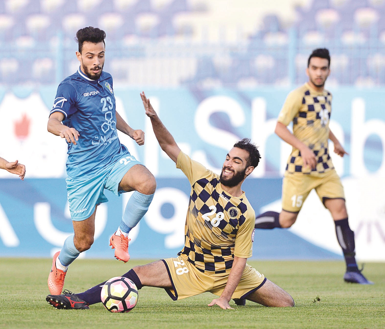 u0627u0644u0633u0627u0644u0645u064au0629 u062au062cu0627u0648u0632 u0628u0631u0642u0627u0646 u0628u0633u0647u0648u0644u0629 u0641u064a u0645u0628u0627u0631u0627u0629 u0627u0644u0623u0645u0633   b     (u0627u0644u0623u0632u0631u0642 u062fu0648u062a u0643u0648u0645)