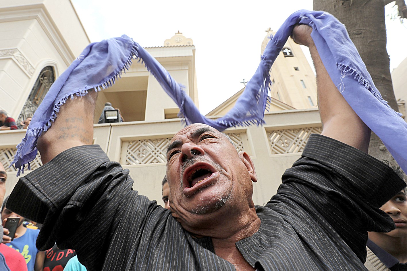 قريب أحد ضحايا تفجير طنطا يعبر عن غضبه وحزنه (رويترز)