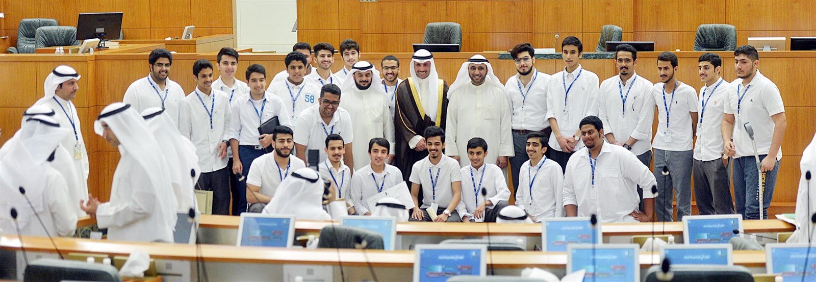 الغانم والدلال والحويلة يتوسطون أعضاء «برلمان الطالب» (تصوير نايف العقلة)