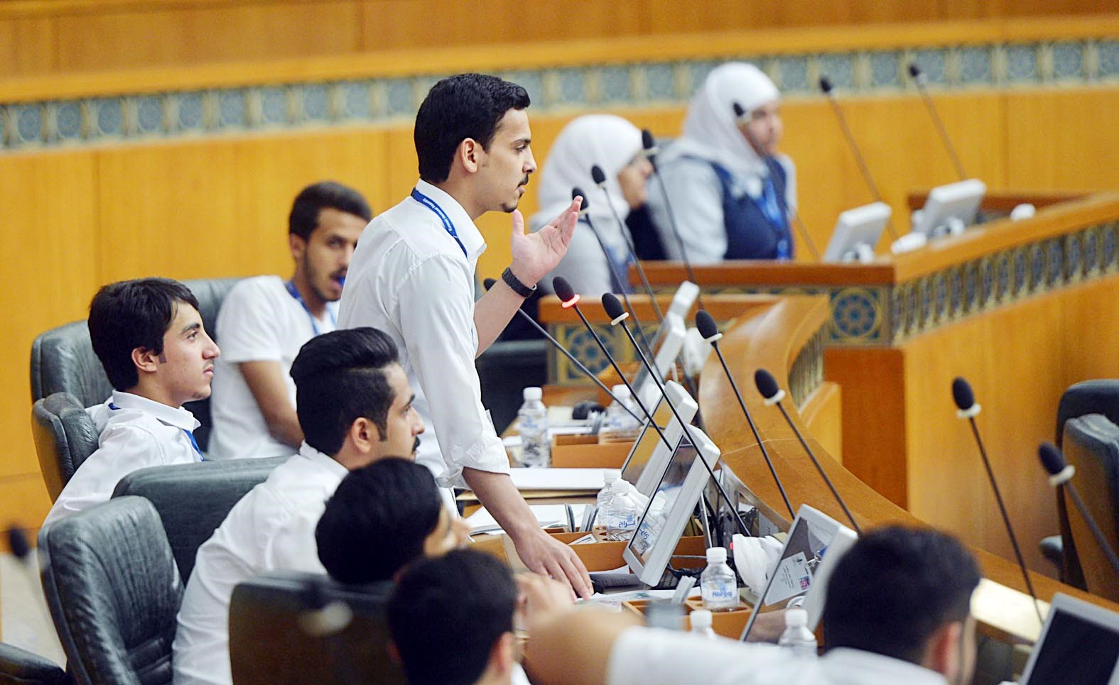 طالب يتحدث في الجلسة