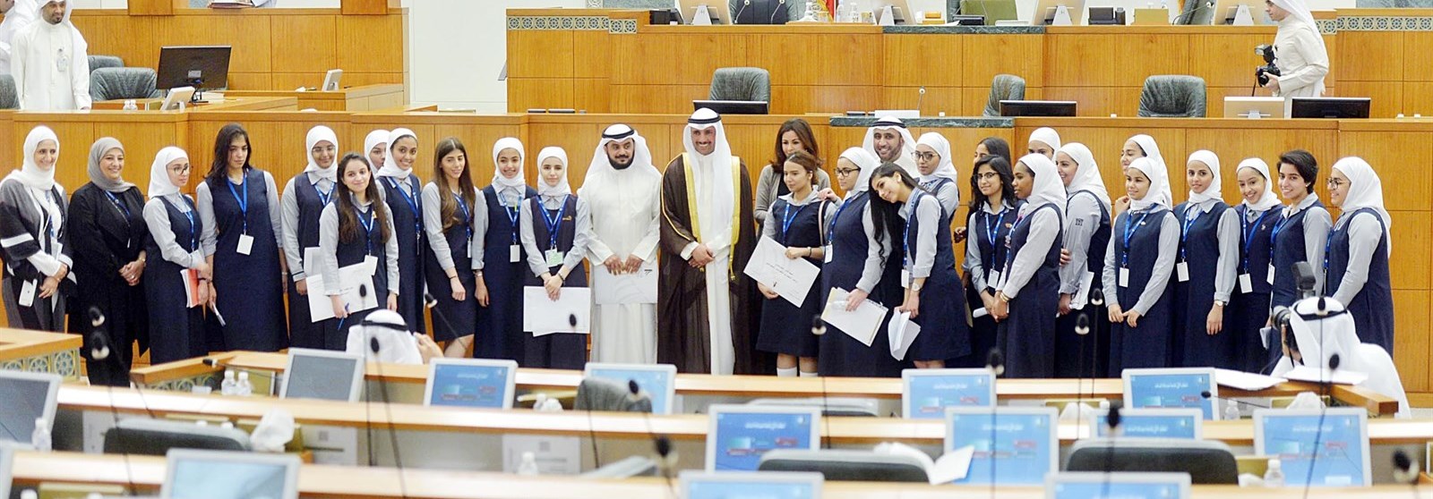 ... ويتوسطون عضوات البرلمان