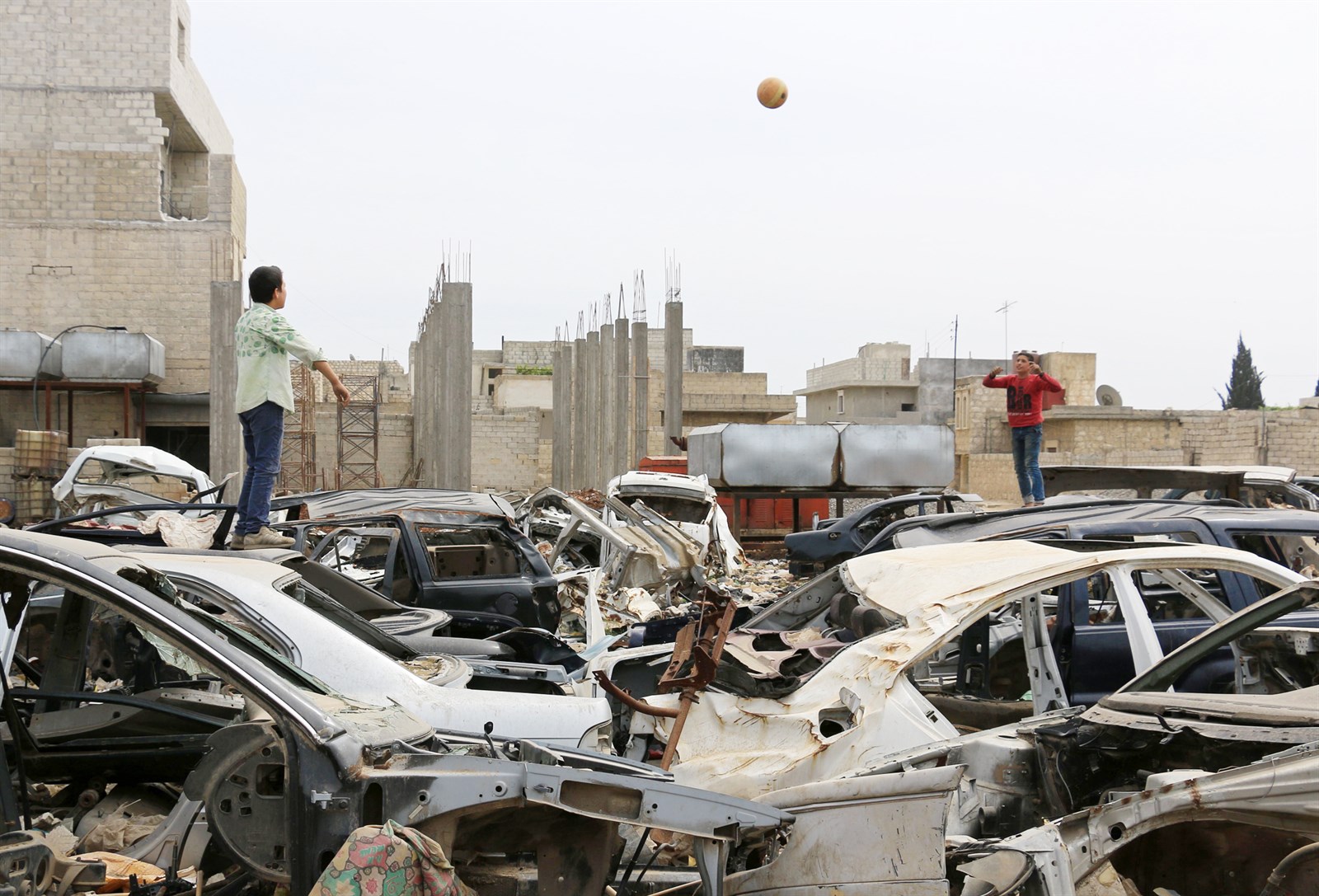 u0641u062au064au0627u0646 u0633u0648u0631u064au0627u0646 u064au0644u0639u0628u0627u0646 u0628u0627u0644u0643u0631u0629 u0641u0648u0642 u0633u064au0627u0631u0627u062a u0645u062fu0645u0631u0629 u0641u064a u0628u0644u062fu0629 u0623u0639u0632u0627u0632 u0628u0631u064au0641 u062du0644u0628 (u0627 u0641 u0628)