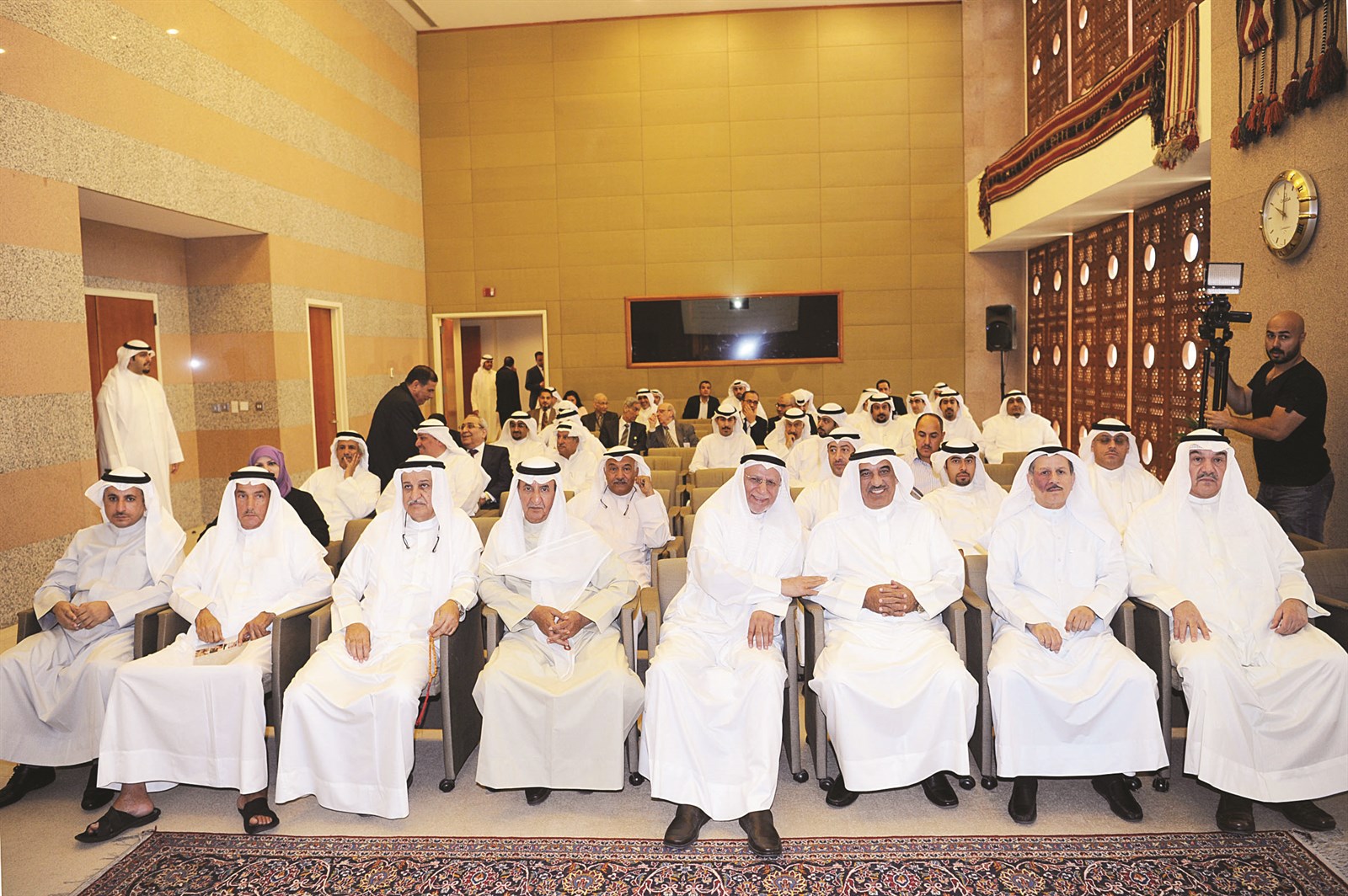 عبدالوهاب الوزان وعبدالله الحميضي ومحمد الفجي وأسامة النصف وفهد الجوعان وحمد العمر خلال الاجتماع