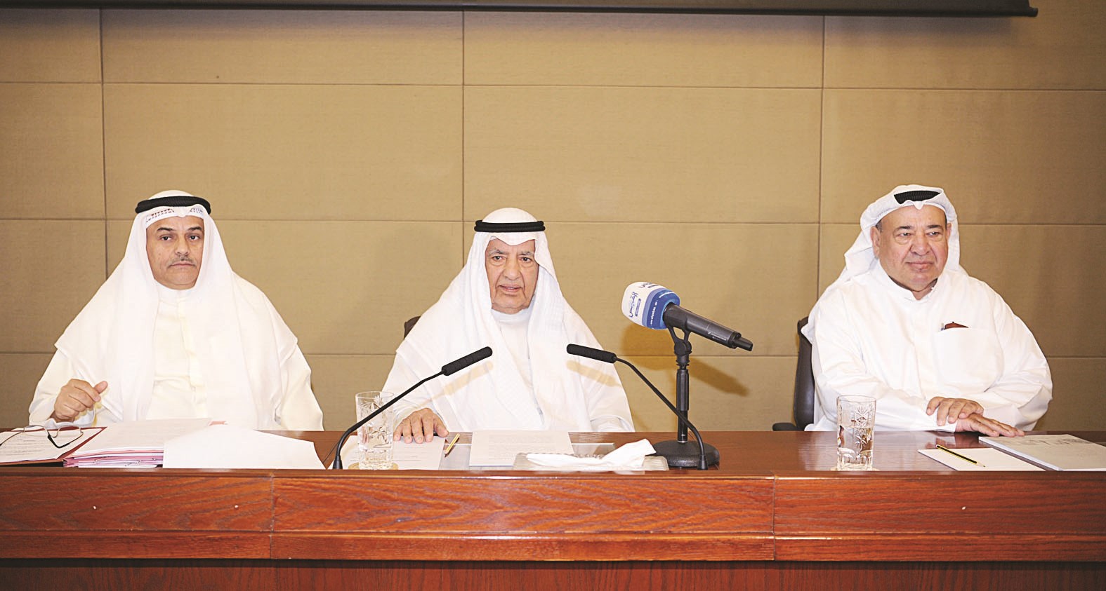 الغانم متوسّطاً رباح الرباح وأنور القطامي (تصوير طارق عزالدين)