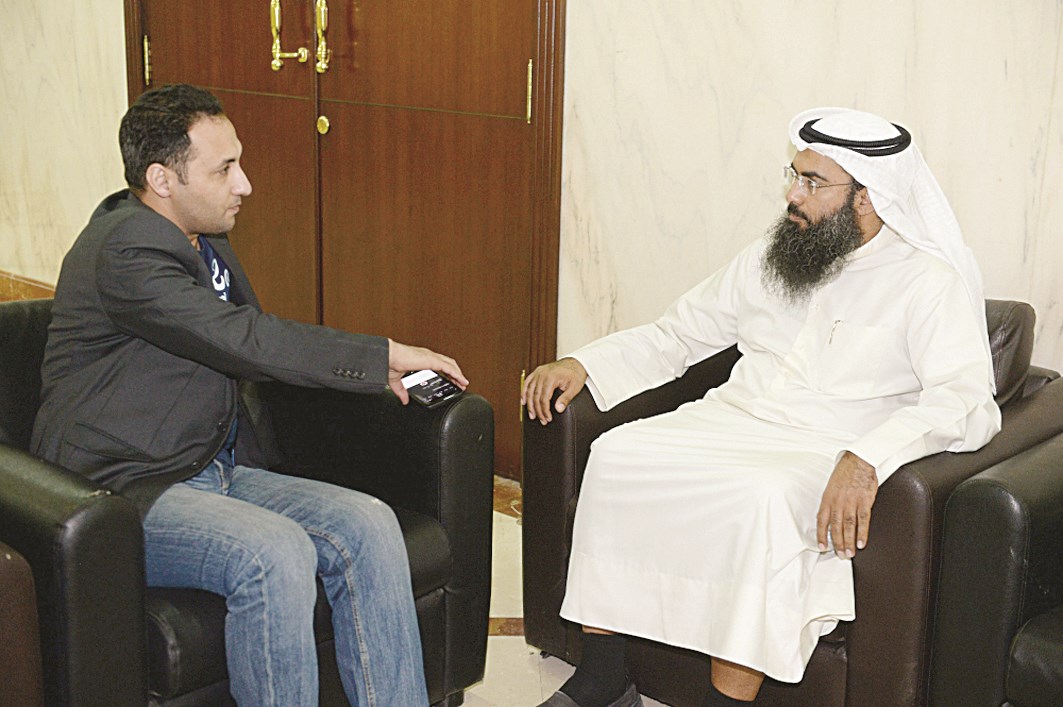 سالم الحسينان متحدثاً للزميل أحمد زكريا (تصوير زكريا عطية)