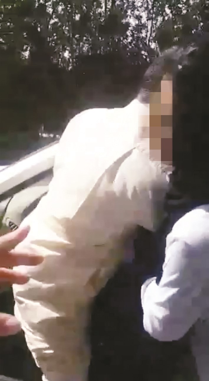 ... وزوجة السوابق تمنع المباحثي من الإمساك به