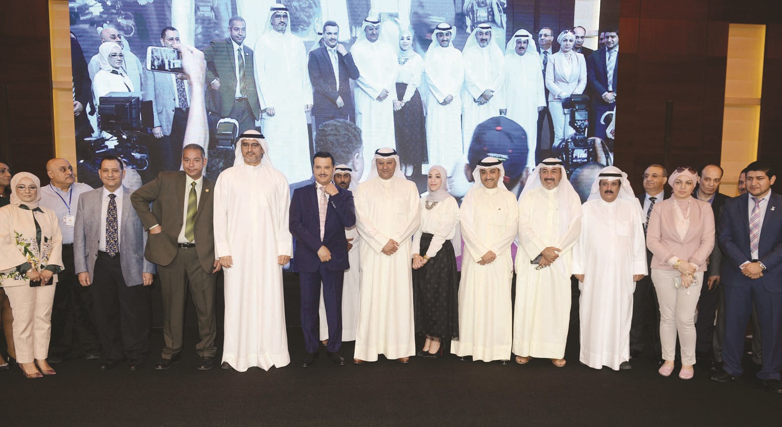 ...ويتوسطان المشاركين في الملتقى