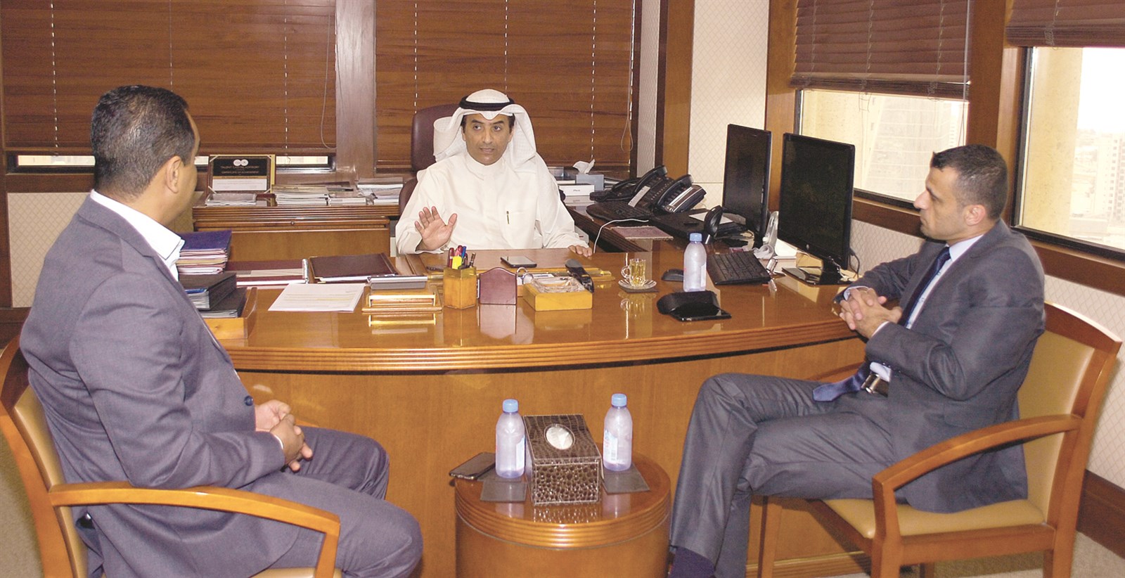 العميري متحدّثاً للزميلين محمد الحايك وعلاء السمان (تصوير بسام زيدان)