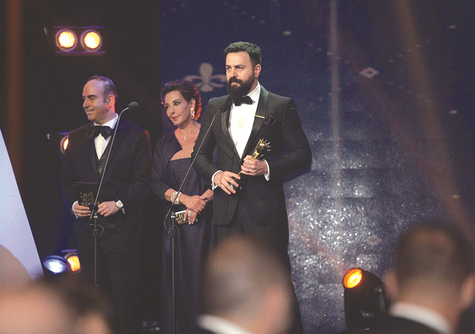 تيم حسن متسلماً جائزته