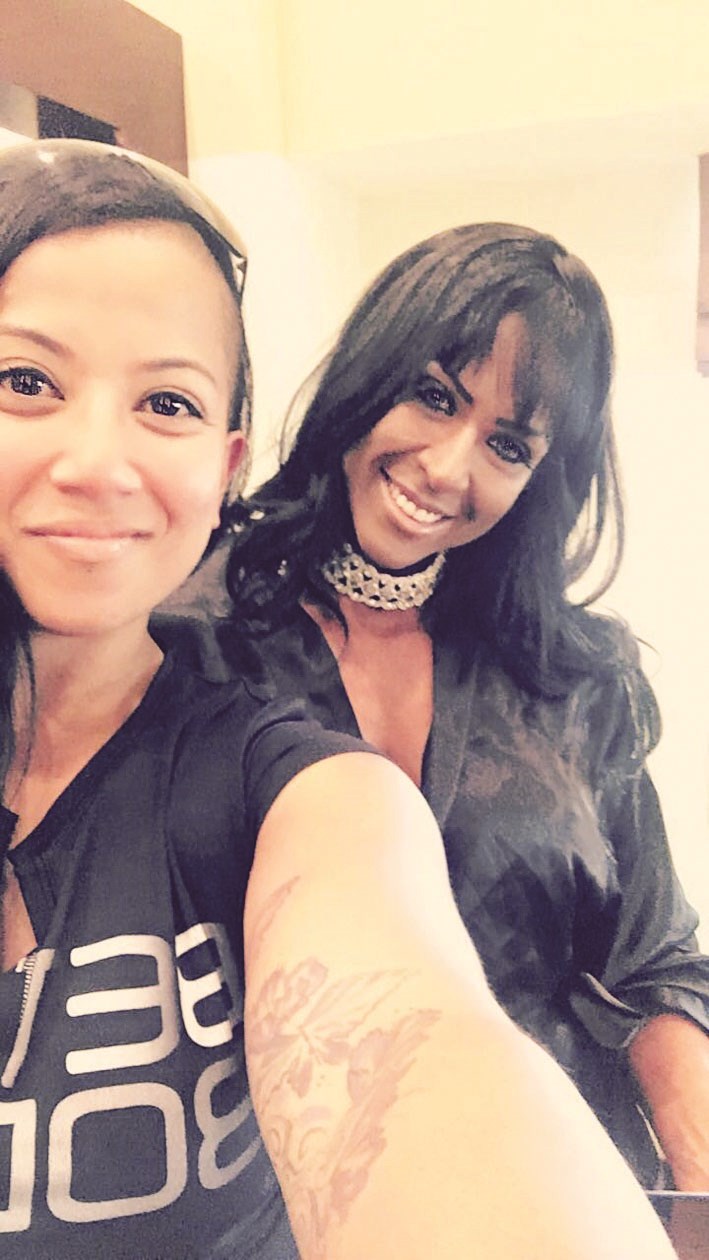 ...ومع إحدى زميلاتها في اللعبة