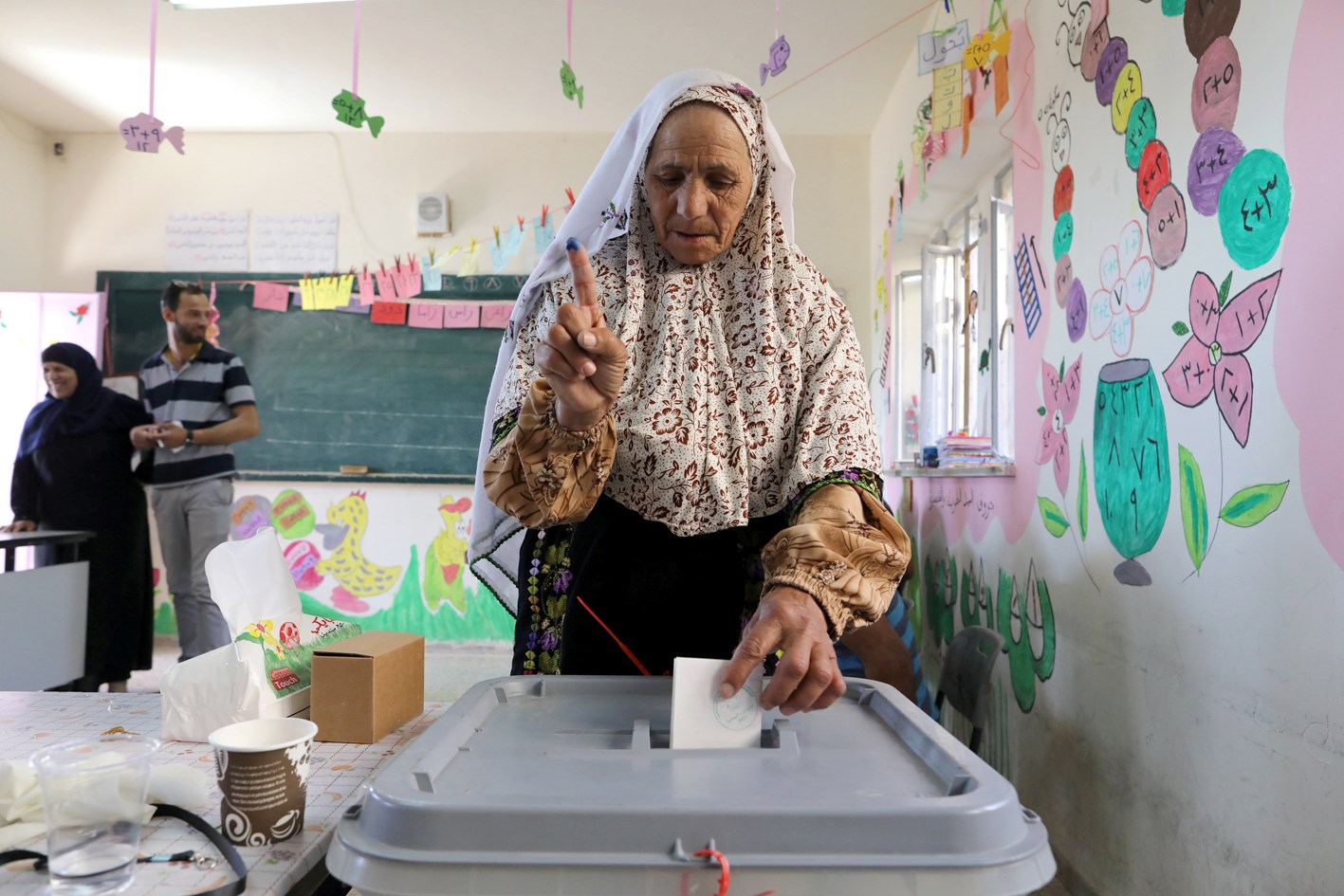 u0641u0644u0633u0637u064au0646u064au0629 u062au062fu0644u064a u0628u0635u0648u062au0647u0627 u0641u064a u0623u062du062f u0645u0631u0627u0643u0632 u0627u0644u0627u0642u062au0631u0627u0639 u0641u064a u0642u0631u064au0629 u064au0637u0627 u0642u0631u0628 u0627u0644u062eu0644u064au0644 (u0631u0648u064au062au0631u0632)