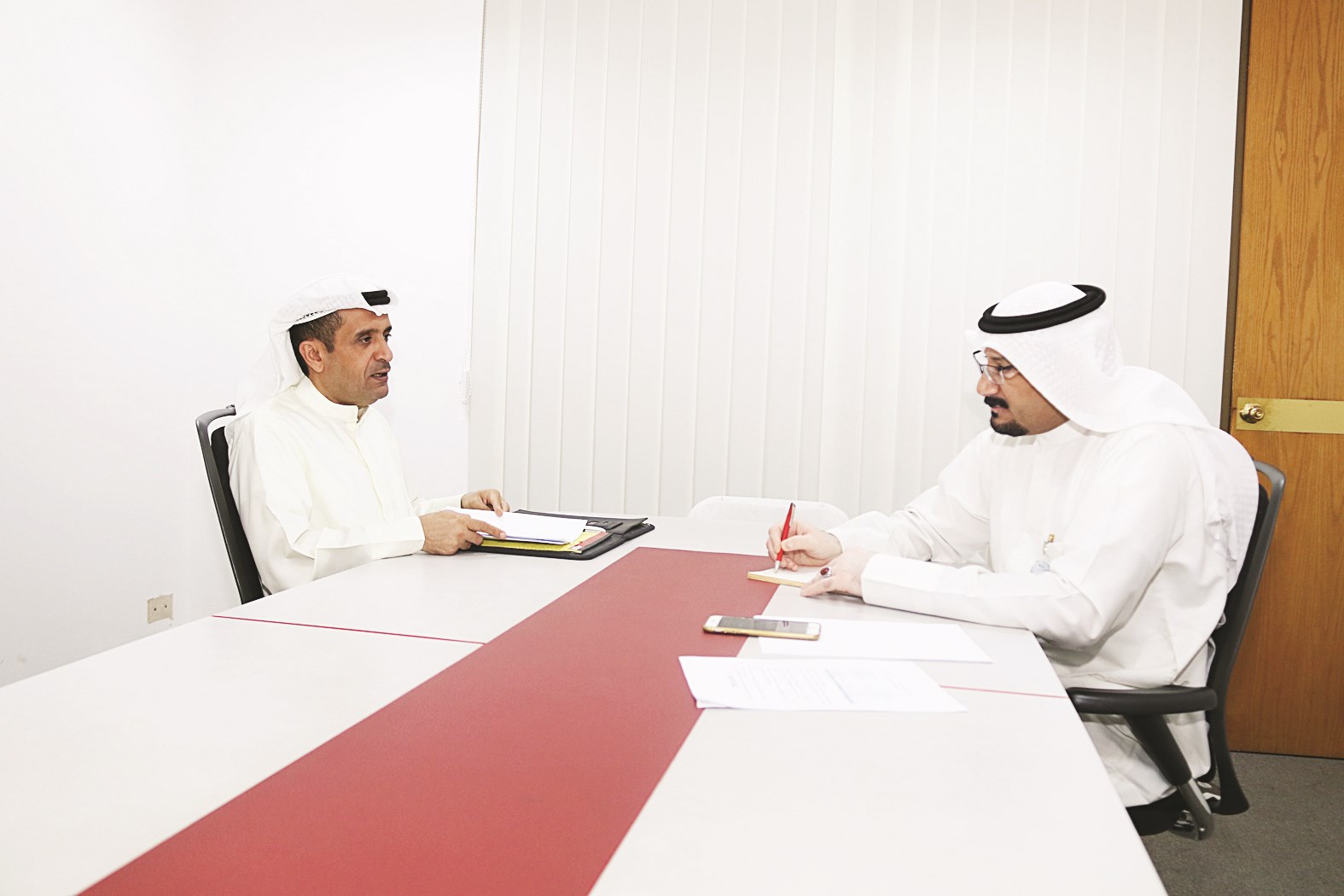 السميط يتحدث للزميل ناصر الفرحان (تصوير أسعد عبدالله)