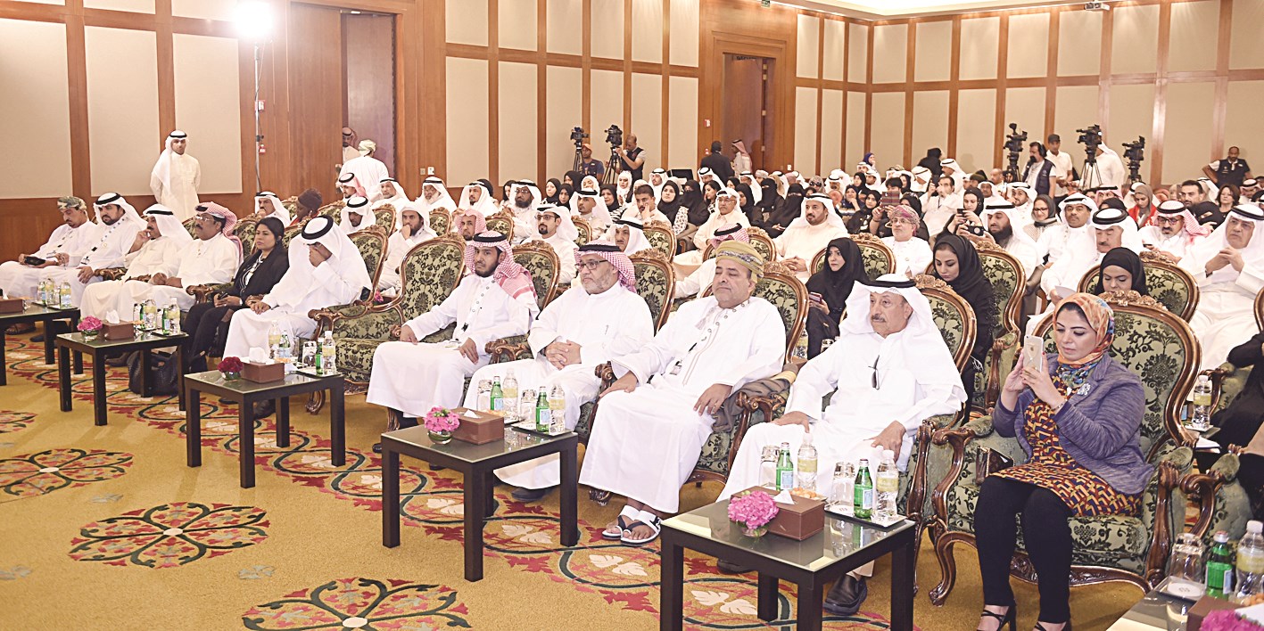 u062cu0627u0646u0628 u0645u0646 u0627u0644u062du0636u0648u0631 (u062au0635u0648u064au0631 u062cu0627u0633u0645 u0628u0627u0631u0648u0646)