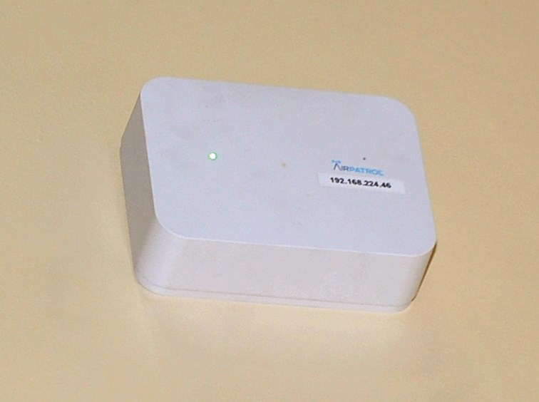 جهاز إلكتروني على الجدار لكشف وسائل الغش