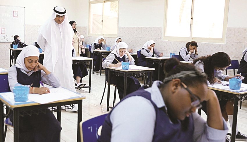 الفارس خلال تفقده سير الاختبارات