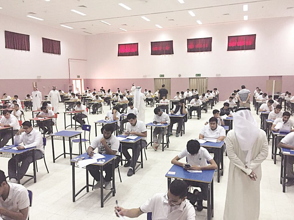 رقابة من المشرفين والتزام من الطلاب