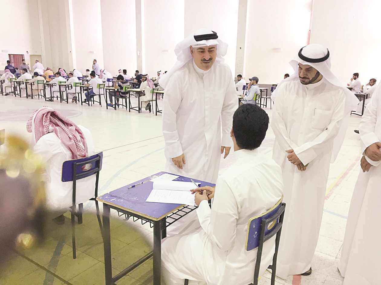 مراقبان يردان على استفسار طالب