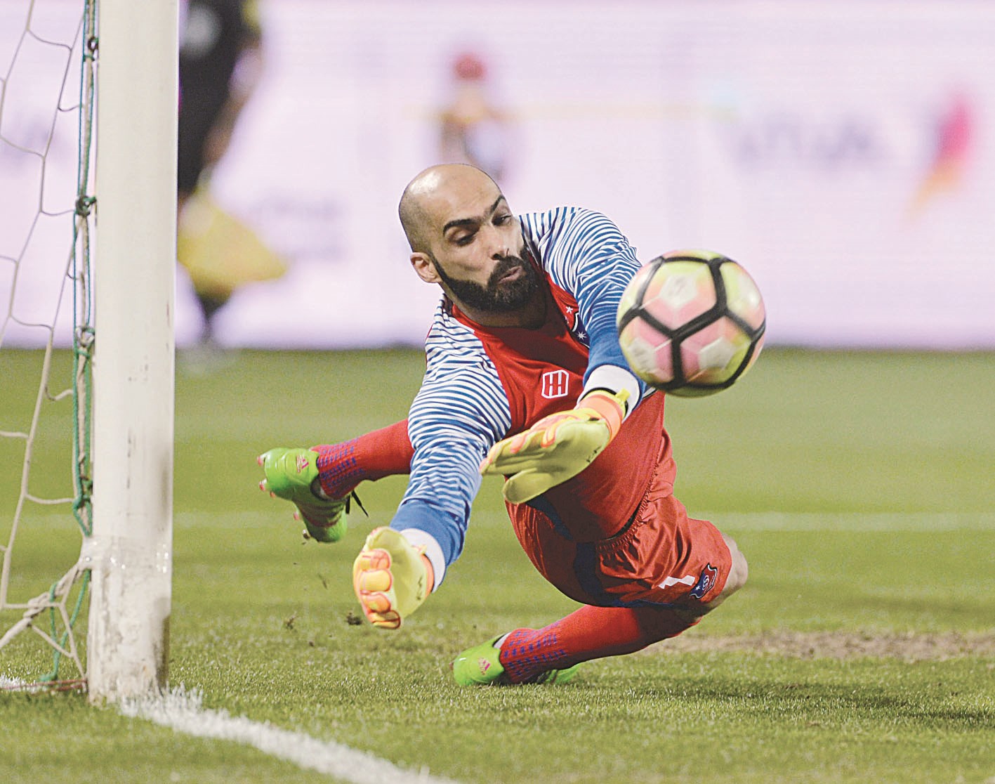 u0645u0635u0639u0628 u0627u0644u0643u0646u062fu0631u064a... u0635u0645u0627u0645 u0627u0644u0623u0645u0627u0646 u0628u064au0646 u00abu062eu0634u0628u0627u062a u0627u0644u0639u0645u064au062fu00bbb(u0627u0644u0623u0632u0631u0642 u062fu0648u062a u0643u0648u0645)