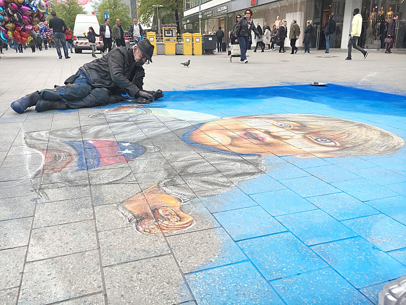 لا درهم... ولا دينار!

... أحدٌ لم يدفع لهذا الرجل درهماً ولا ديناراً حتى يقوم بتجميل الرصيف.

وحدههما الشغف، وروح المبادرة التي لا تنتظر مقابلاً مادياً ولا معنوياً دفعاه إلى افتراش الأرض ورسم لوحة تعج بالألوان والبراءة، لتضفي جمالاً وبعداً آخر لقارعة الطريق، التي لم تعد بعد هذه التحفة الفنية ممراً للأقدام فحسب!