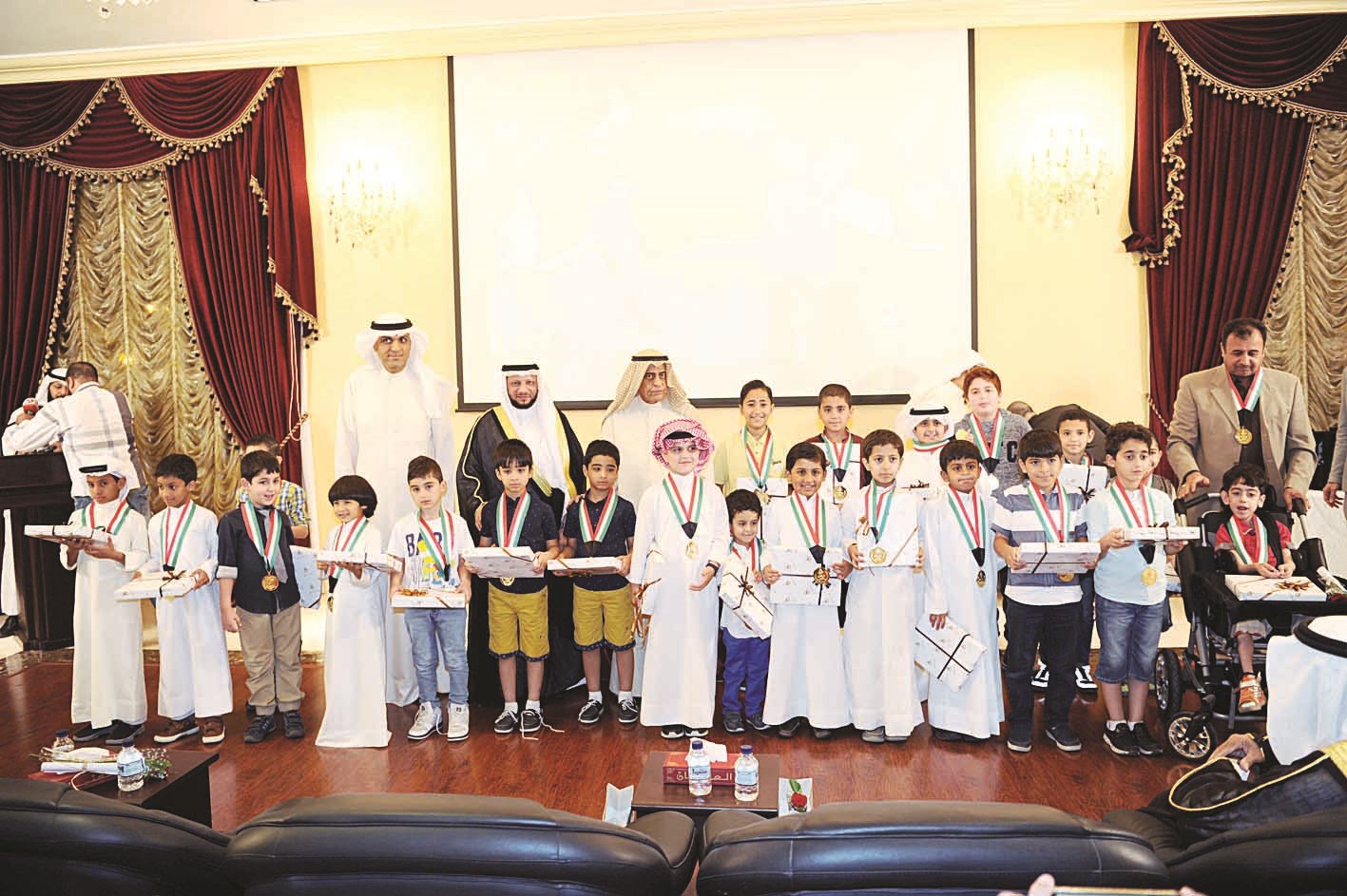 u0627u0644u0634u064au062au0627u0646 u0645u0639 u0645u062cu0645u0648u0639u0629 u0645u0646 u0627u0644u0641u0627u0626u0632u064au0646b (u062au0635u0648u064au0631 u0637u0627u0631u0642 u0639u0632u0627u0644u062fu064au0646)