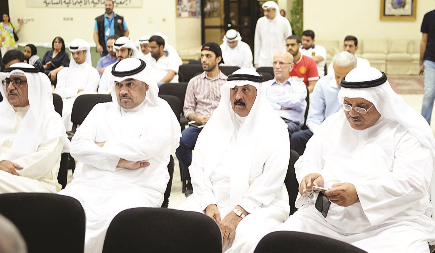 أحمد الديين وعدد من الحضور يتابعون وقائع الفعالية  (تصوير زكريا عطية)