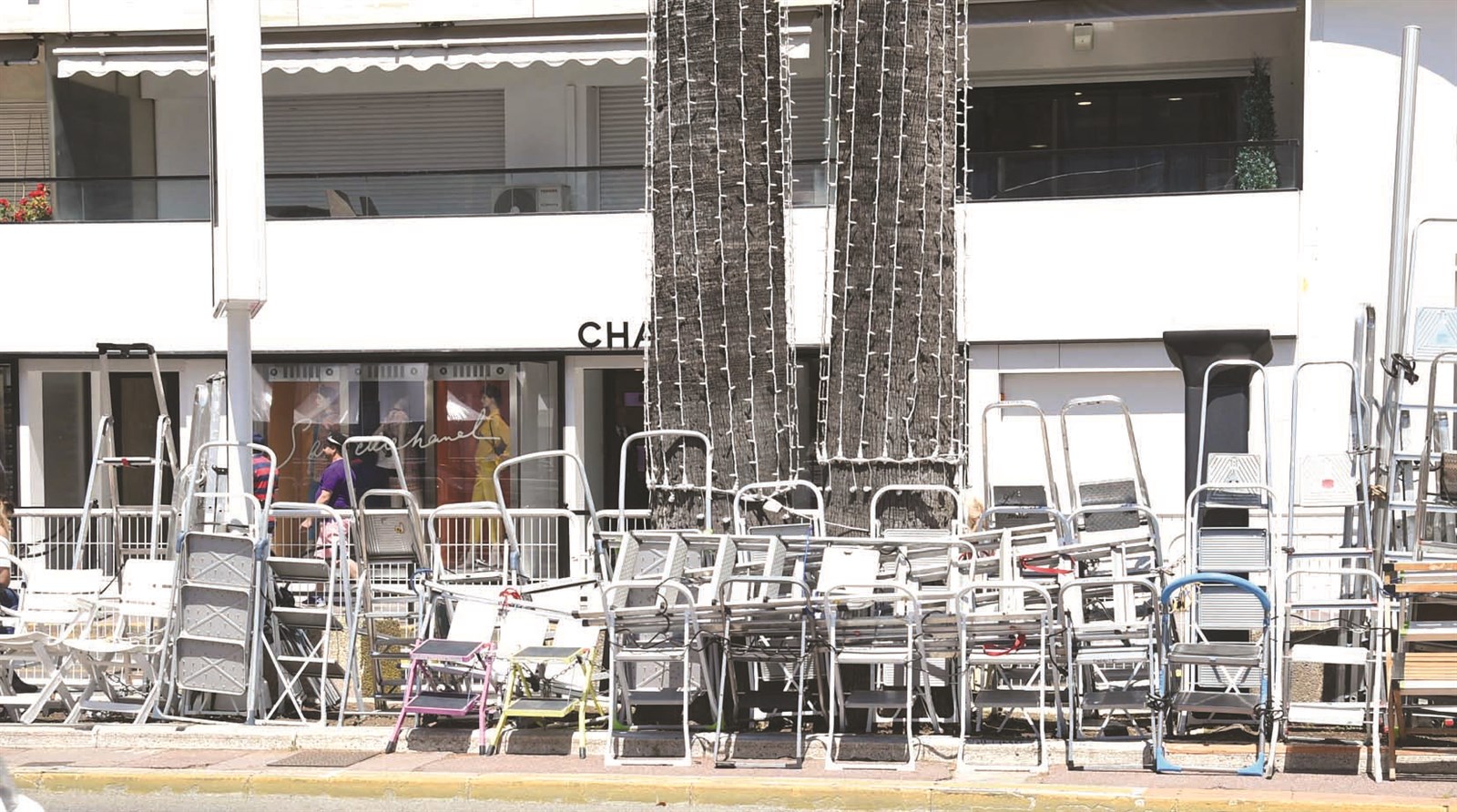 المصورون حجزوا أماكنهم بالسلالم