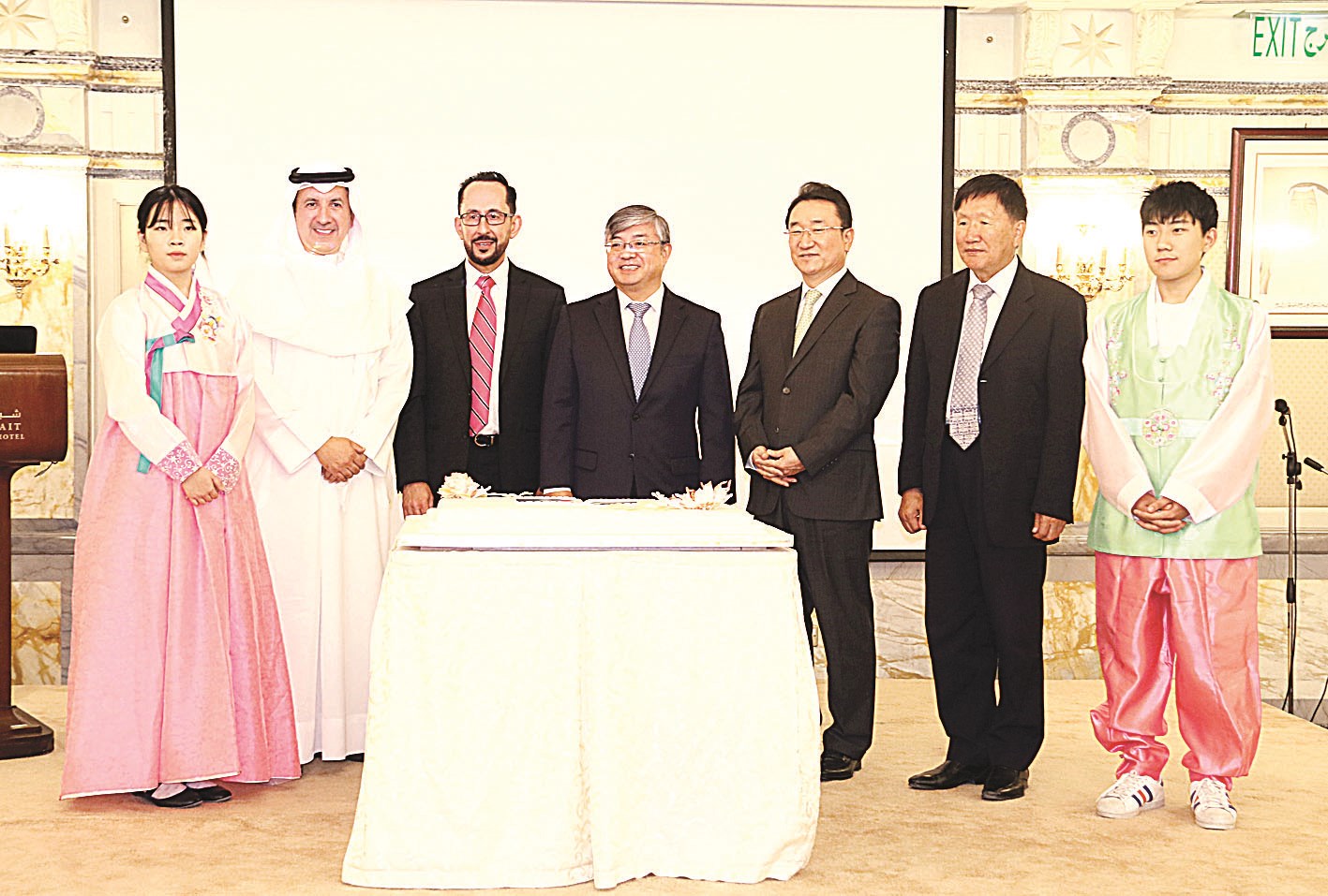 حايك ويونتشول ومسؤولو الجهتين خلال الاحتفال (تصوير أسعد عبدالله)