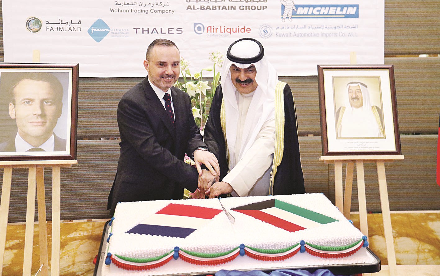 u0627u0644u062cu0627u0631u0627u0644u0644u0647 u0648u0627u0644u0633u0641u064au0631 u0643u0631u064au0633u062au064au0627u0646 u0646u062eu0644u0629 u064au0642u0637u0639u0627u0646 u0642u0627u0644u0628 u0627u0644u062du0644u0648u0649   (u062au0635u0648u064au0631 u0628u0633u0627u0645 u0632u064au062fu0627u0646)