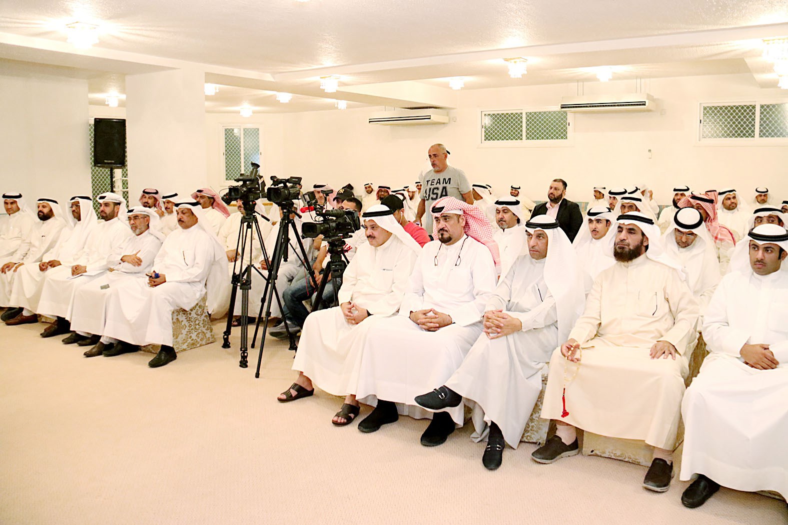 حضور الندوة