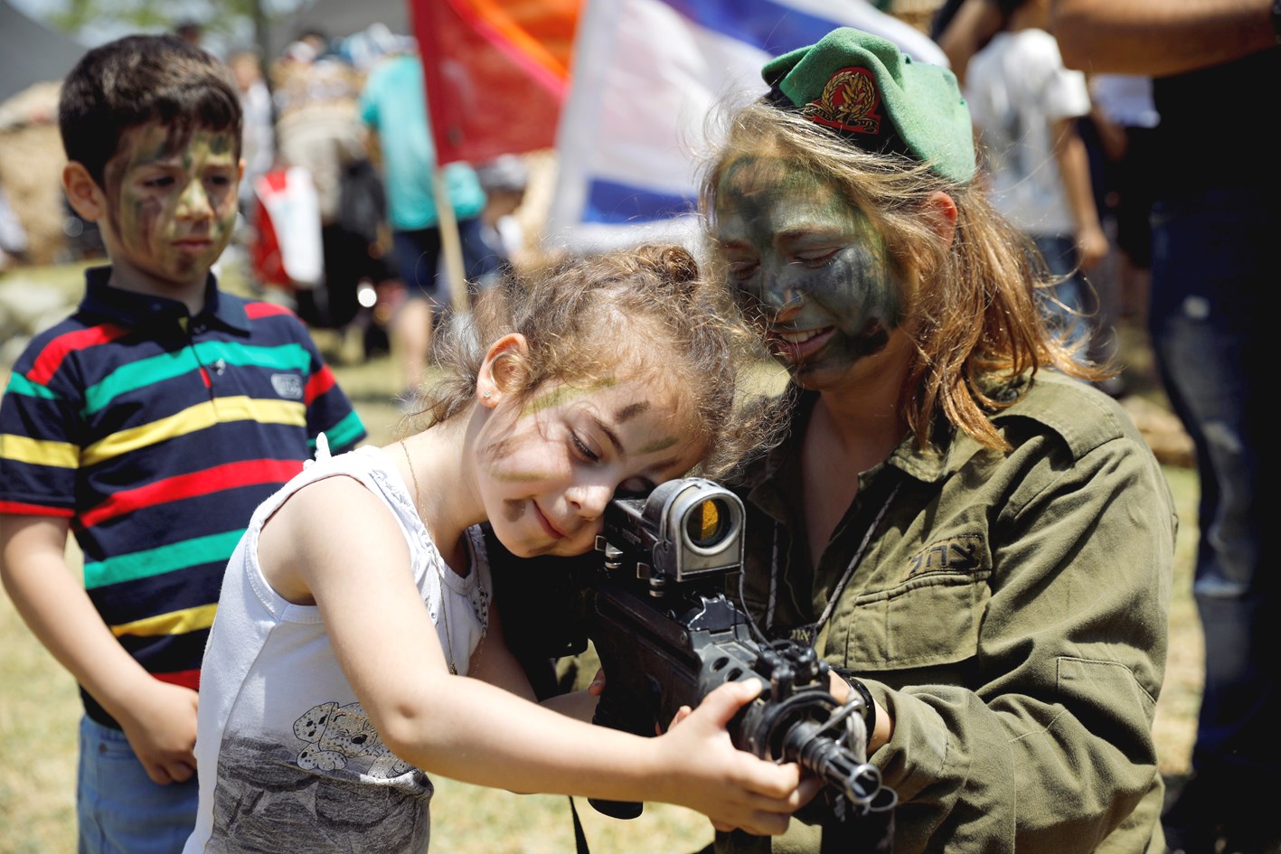 u0637u0641u0644u0629 u062au0644u0647u0648 u0628u0628u0646u062fu0642u064au0629 u062au062du062a u0625u0634u0631u0627u0641 u0645u062cu0646u062fu0629 u062eu0644u0627u0644 u0645u0639u0631u0636 u0639u0633u0643u0631u064a u0644u0645u0646u0627u0633u0628u0629 u0642u064au0627u0645 u062fu0648u0644u0629 u0625u0633u0631u0627u0626u064au0644 u0641u064a u0628u0644u062fu0629 u0633u062fu064au0631u0648u062a (u0631u0648u064au062au0631u0632)