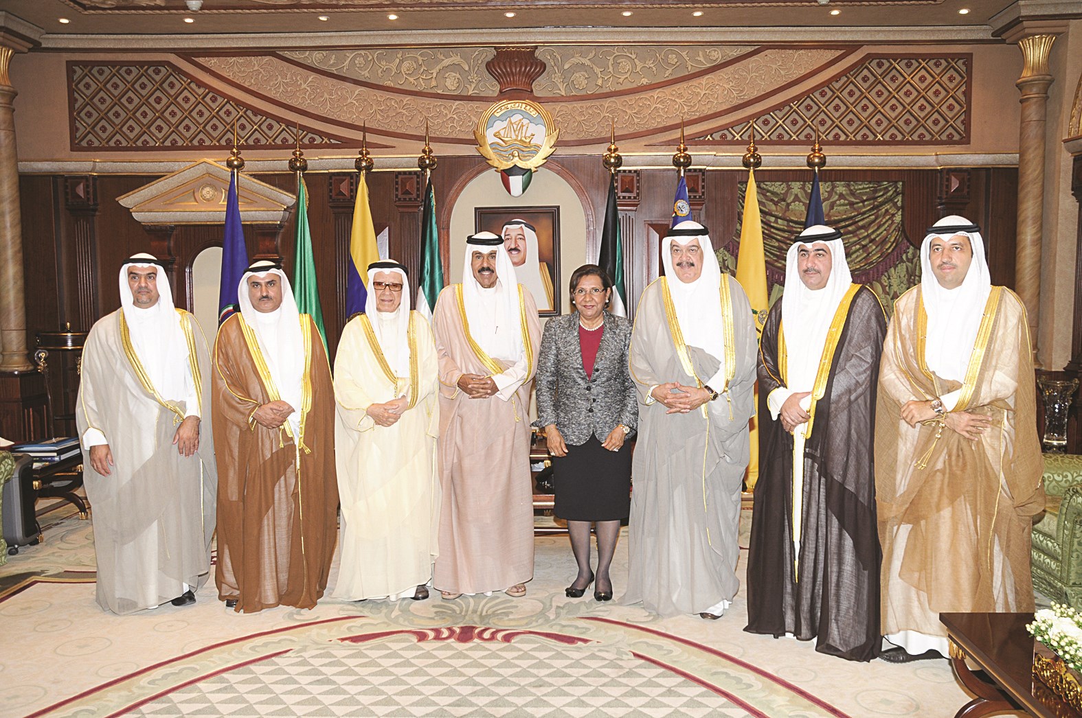 ولي العهد متوسطاً وفد الجائزة