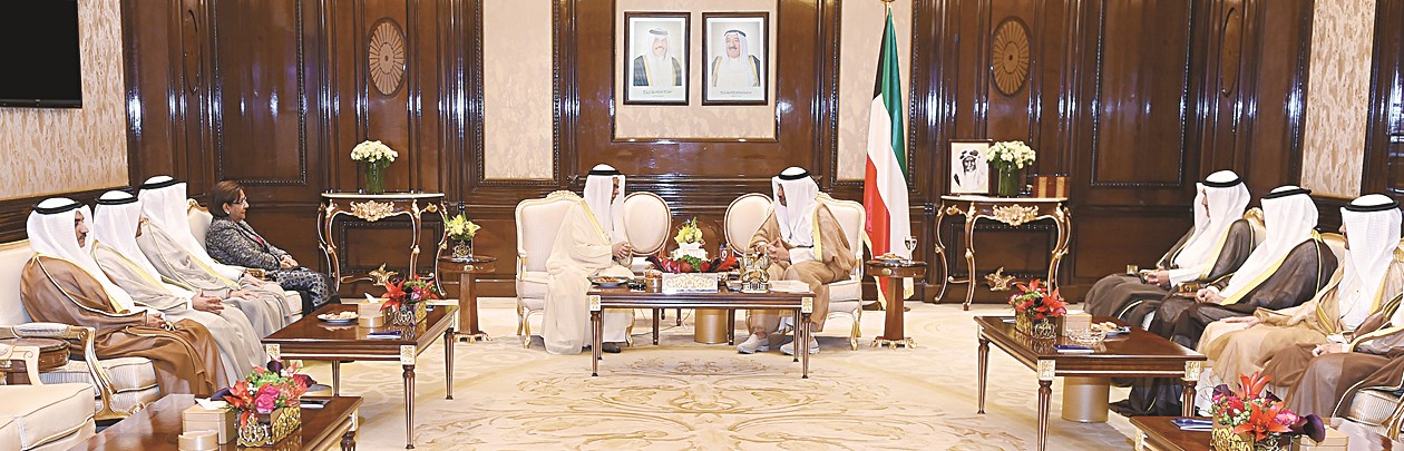 جابر المبارك مستقبلاً أعضاء المجلس